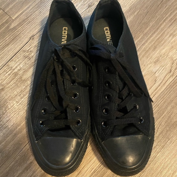 Black Low-Top Converse - Picture 4 of 7